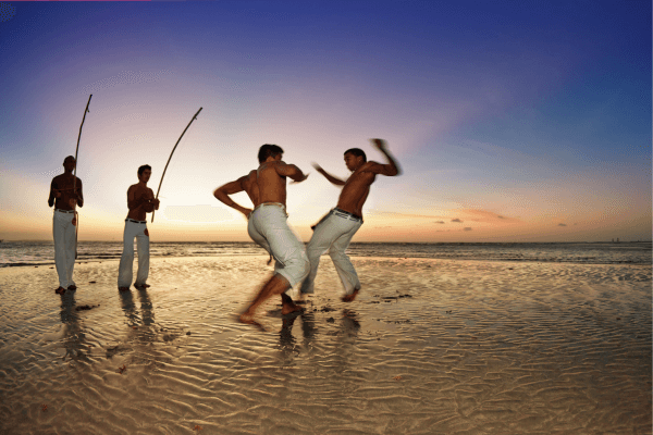 Capoeira: origem, história, estilos e como ensinar na escola